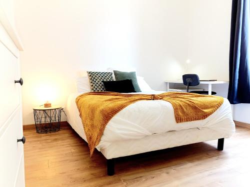 sypialnia z białym łóżkiem i żółtym kocem w obiekcie Bright & Spacious Downtown w Hawrze