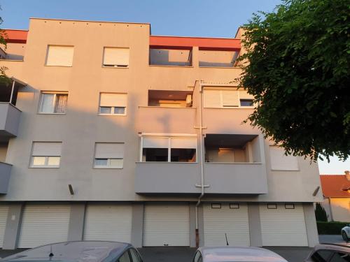 un condominio con balcone e parcheggio di Apartman Džakula a Zagabria