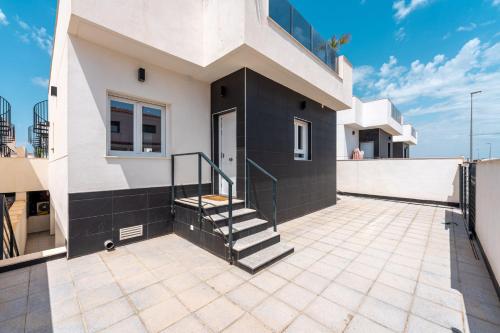 Μπαλκόνι ή βεράντα στο New villa with rooftop terrace and pool