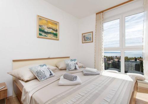 1 dormitorio con 1 cama grande y ventana grande en Apartment 28 en Split