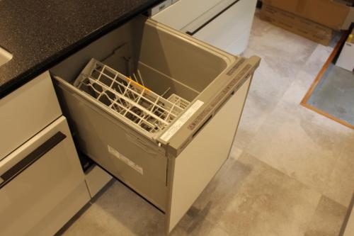 an open dishwasher in a kitchen with a counter at 佐世保VILLA青鹿Ur1 in Sasebo