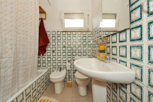 Koupelna v ubytování Azenhas Sea & Garden Villa by GT House