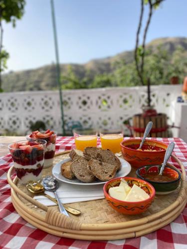 una bandeja de comida en una mesa con queso y pan en Angel Caves Farmstay, en Vega de San Mateo