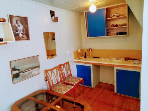 Summer bedroom, outside toilet, shower, kitchen. 120 m from Sandbach. 주방 또는 간이 주방