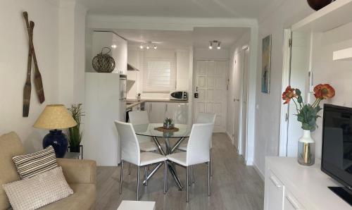 Una cocina y una sala de estar con mesa y sillas. en Apartamentos Stil Mar Anna - Stil Mar Anna L'Escala 4, en L'Escala