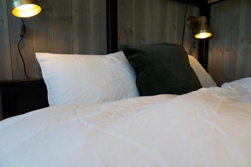 Un pat sau paturi într-o cameră la Brand new apartment by the sea in Henningsvær