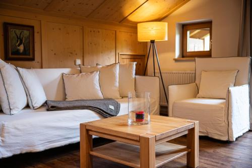 una sala de estar con un sofá y una mesa en Landhaus Berktold, en Oberstdorf