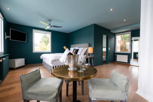 Zimmer mit einem Bett, einem Tisch und Stühlen in der Unterkunft Seeloft - a Sharp Hotel in Herrliberg