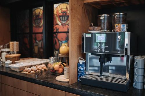 een koffiezetapparaat bovenop een aanrecht bij Gasthof Residence Brugghof & Erlhof in Campo Tures