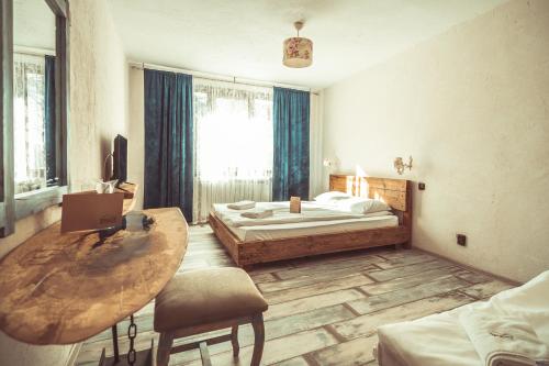 - une chambre avec une table, un lit et une fenêtre dans l'établissement Daulite boutique hotel, à Rakovo