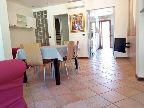 jadalnia ze stołem i krzesłami w obiekcie Luxury Villa Duna Verde w mieście Duna Verde