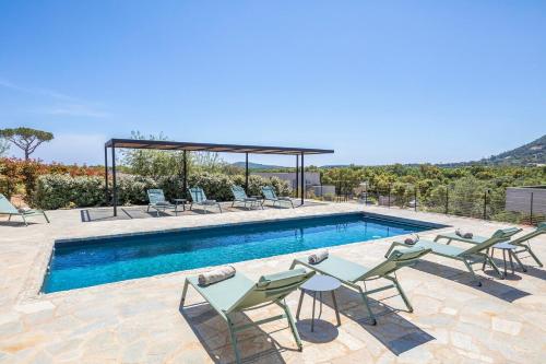 - une piscine avec des chaises et une table à côté de la piscine dans l'établissement Villa 20, à Sainte-Lucie de Porto-Vecchio