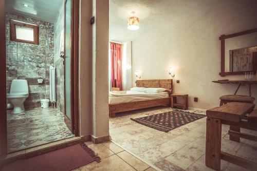 Cet appartement comprend une chambre avec un lit et une salle de bains. dans l'établissement Daulite boutique hotel, à Rakovo