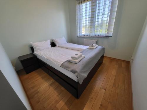 ein kleines Schlafzimmer mit einem Bett mit zwei Handtüchern darauf in der Unterkunft Apartament Centrum in Iława
