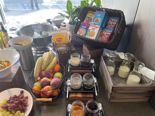 una mesa cubierta con cestas de fruta y otros alimentos en Hotel Xanadu, en Londres