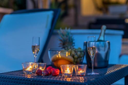 - une table avec des verres à vin et des fruits dans l'établissement Compelx with detached house and spacious apartment, à Stari Grad