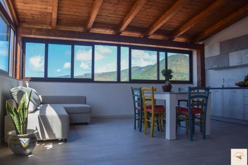 Capri Leone的住宿－Gli zii di Sicilia - casa vacanze，厨房以及带桌椅的起居室。