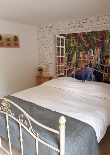 une chambre avec un lit blanc avec une fenêtre dans l'établissement Etoilevacances gites Tournesol en Olive, à Saint-Cézaire-sur-Siagne