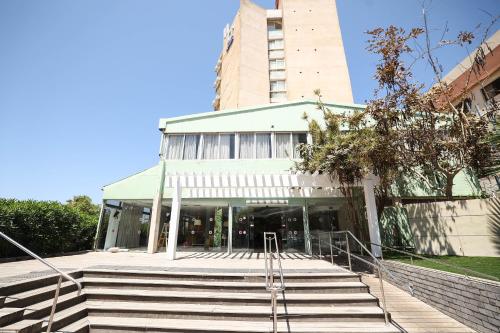 un edificio con escaleras delante de un edificio en Park hotel, en Netanya