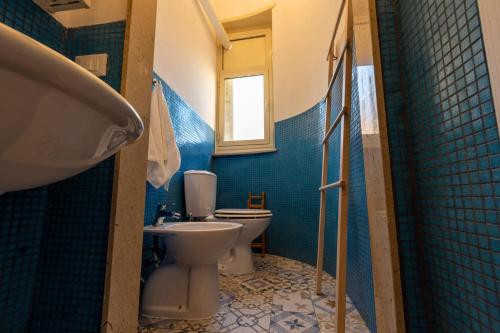 een badkamer met een toilet en een wastafel bij Locanda Popolare in Aci Castello