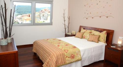 a bedroom with a bed and a window at Desconectaenlasriasbaixas Campelo playa in Poio