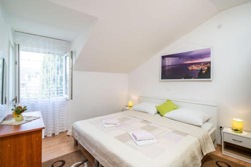 Habitación blanca con cama y ventana en Apartment Matej, en Dubrovnik