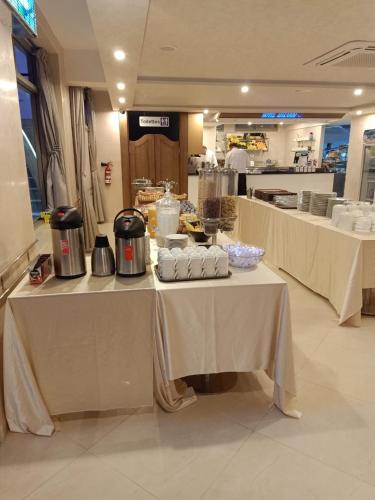 Utensilios para hacer té y café en HOTEL MAKARIM TETOUAN