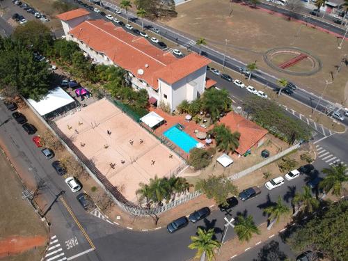 an overhead view of a building with a swimming pool at Hotel Residence Jaguary in Jaguariúna