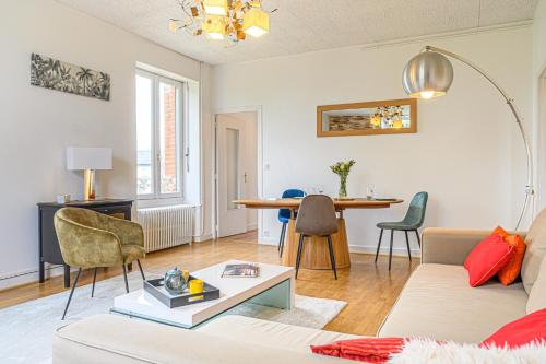 un salon avec un canapé et une table dans l'établissement LA MADELEINE et LE MAGDA - 2 appartements dans le Golfe du Morbihan, à Vannes