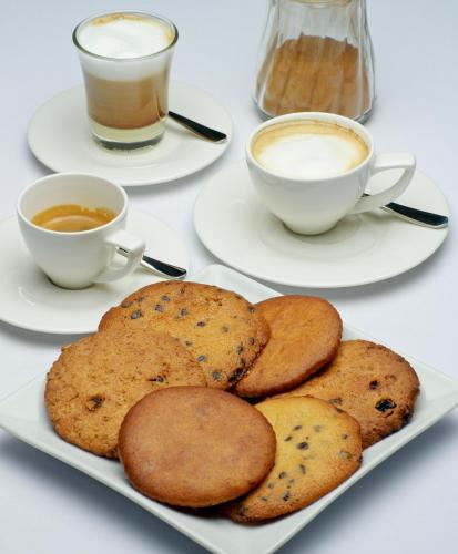 un piatto di biscotti e due tazze di caffè di H10 Conquistador a Playa de las Americas