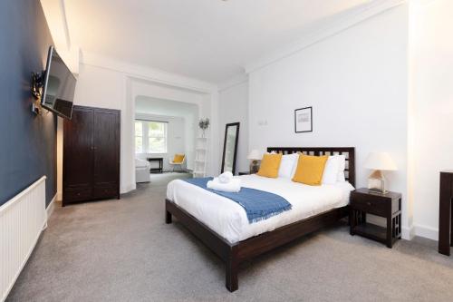 een slaapkamer met een groot bed en een televisie bij ALTIDO Haymarket in Edinburgh