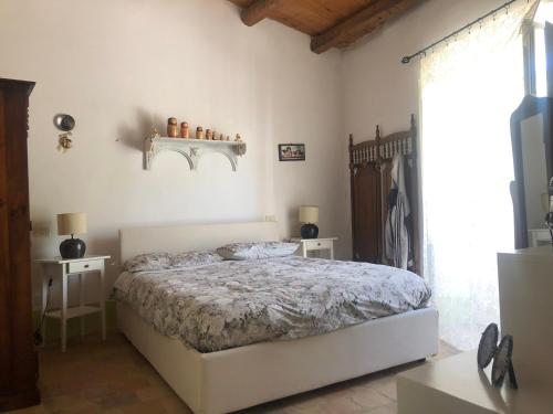 מיטה או מיטות בחדר ב-Dimora dell’Orso sul Gizio