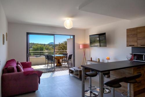 un salon avec une table et une salle à manger dans l'établissement Domaine d'Arca Corse du Sud Porto Vecchio - T2 neuf - piscine et tennis - 4 personnes 