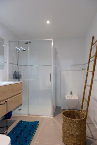 une salle de bain avec une douche, des toilettes et un lavabo dans l'établissement Domaine d'Arca Corse du Sud Porto Vecchio - T2 neuf - piscine et tennis - 4 personnes 