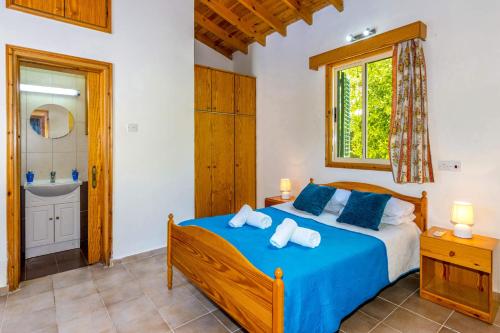 Schlafzimmer mit einem Bett, einem Fenster und einer Badewanne in der Unterkunft Villa Clymentas by Villa Plus in Polis Chrysochous