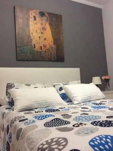 a bedroom with a bed with a painting on the wall at Sobre la villa 12 in Neda