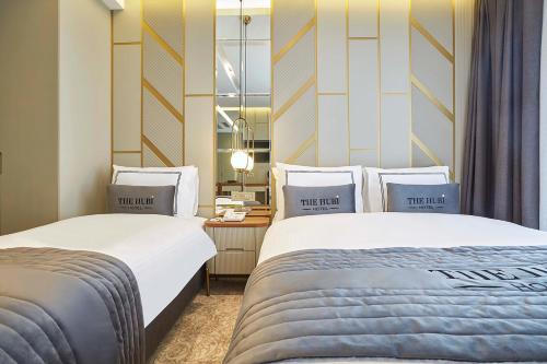 Una cama o camas en una habitación de THE HUBİ HOTEL