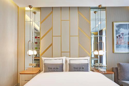 1 dormitorio con 1 cama grande y 2 almohadas en THE HUBİ HOTEL en Estambul