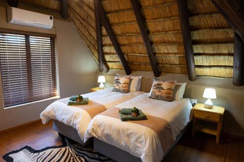フッドスプルイトにあるLarima Bush Retreatの木製の天井のベッドルーム1室(ベッド2台付)
