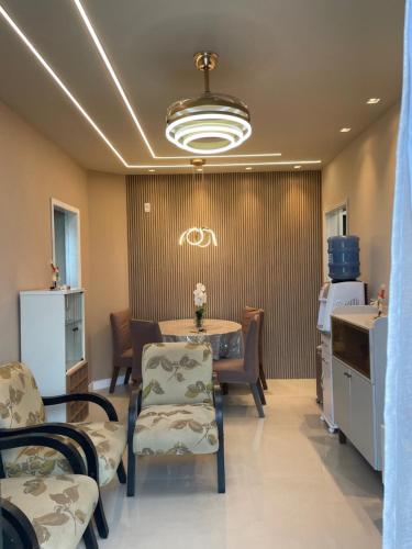 uma sala de espera com uma mesa e cadeiras em Apartamento Praia do Forte, Cabo Frio, Frente mar em Cabo Frio