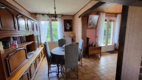 une cuisine et une salle à manger avec une table et des chaises dans l'établissement Gite la Mie de Pain, à Bogny Sur Meuse
