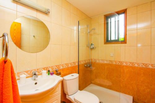 Un baño con inodoro, lavabo y ducha. en Villa Poppy by Villa Plus, en Polis Chrysochous