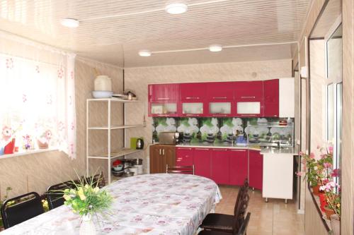 Una cocina o zona de cocina en Guest House Jamal