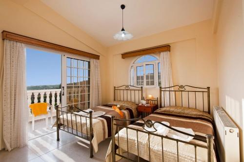 Cet appartement comprend une chambre avec deux lits et un balcon. dans l'établissement Villa Veronika by Villa Plus, à Peyia