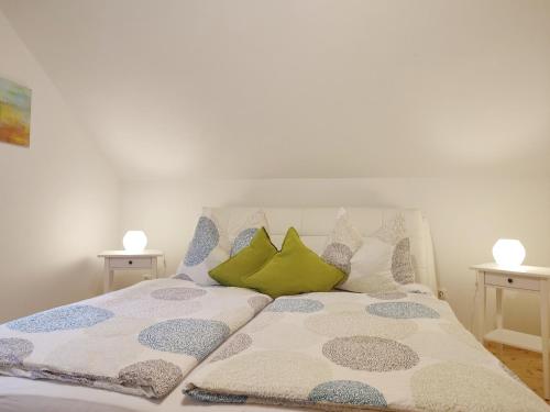 1 cama con almohadas y 2 mesitas de noche en Ferienhaus Großalber, en Maria Neustift