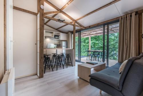 un salon avec un canapé et une table dans l'établissement Les Lodges Chalets by Le Marintan, à Saint-Michel-de-Maurienne