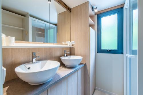 Ένα μπάνιο στο Les Lodges Chalets by Le Marintan