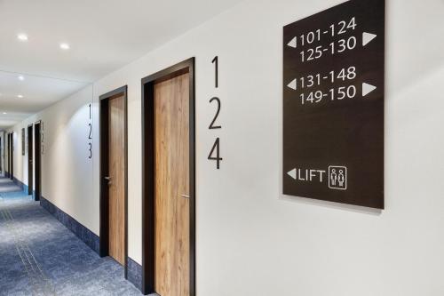 Et logo, certifikat, skilt eller en pris der bliver vist frem på H2 Hotel Düsseldorf City