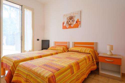 een slaapkamer met 2 bedden en een raam bij Villetta del Salento 2 in Racale
