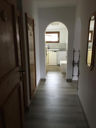 a hallway leading to a kitchen with an archway at Landhaus Holzereck in Ehrwald